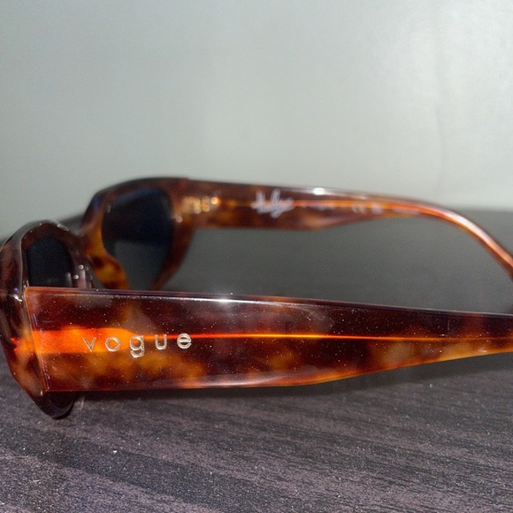 Vogue Hailey Bieber Sunglasses tort color with dark blue lenses. #90s #2000s
